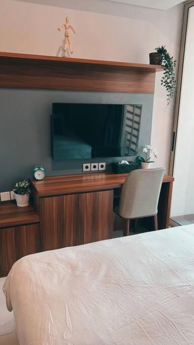 Cozy Studio Apartmen At Taman Anggrek Residences *