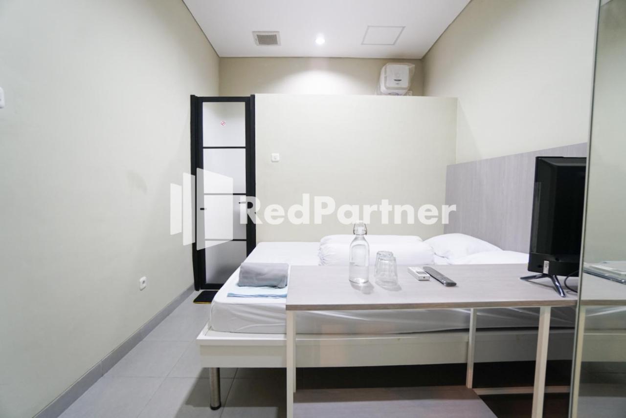 Tomang Gelong Syariah Mitra Reddoorz 2*