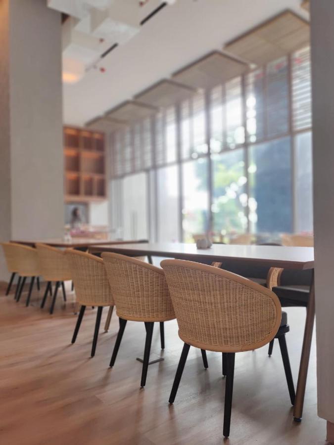 Khách sạn hẻo lánh Ra Simatupang 5*