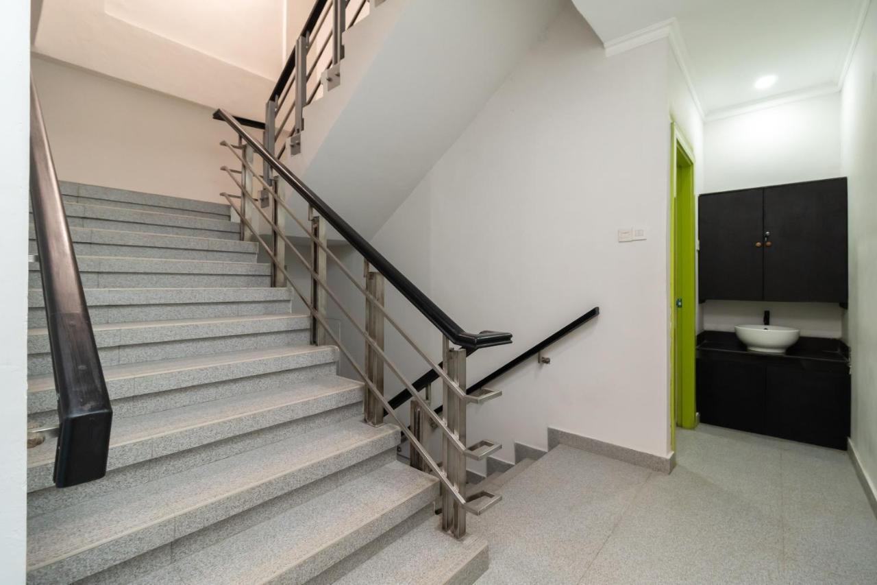 Hotel Urbanview Bizhome Artha Gading Boulevard By Reddoorz 3*