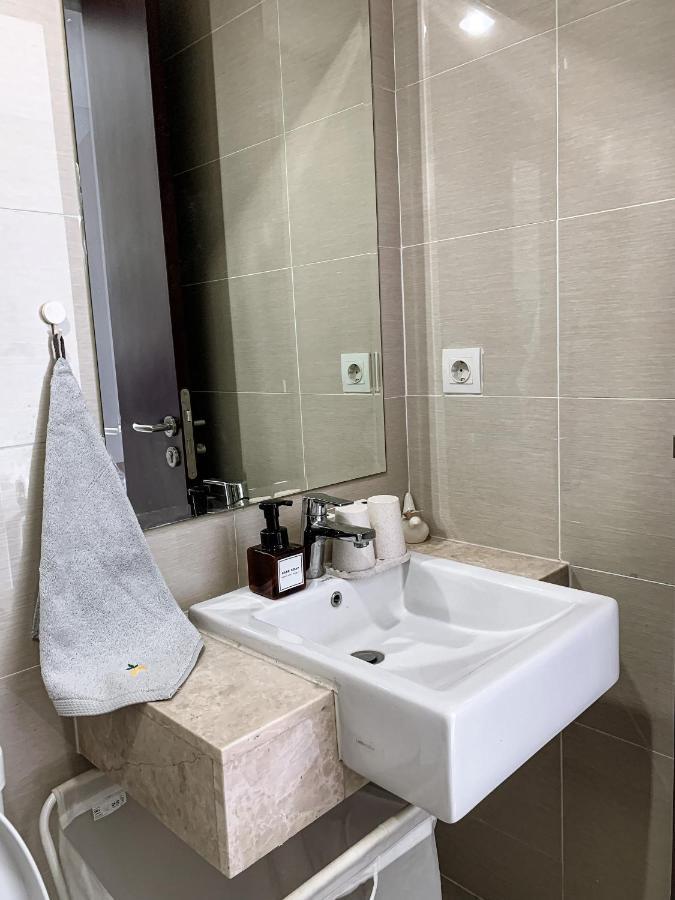 Studio At Metro Park West Apartment