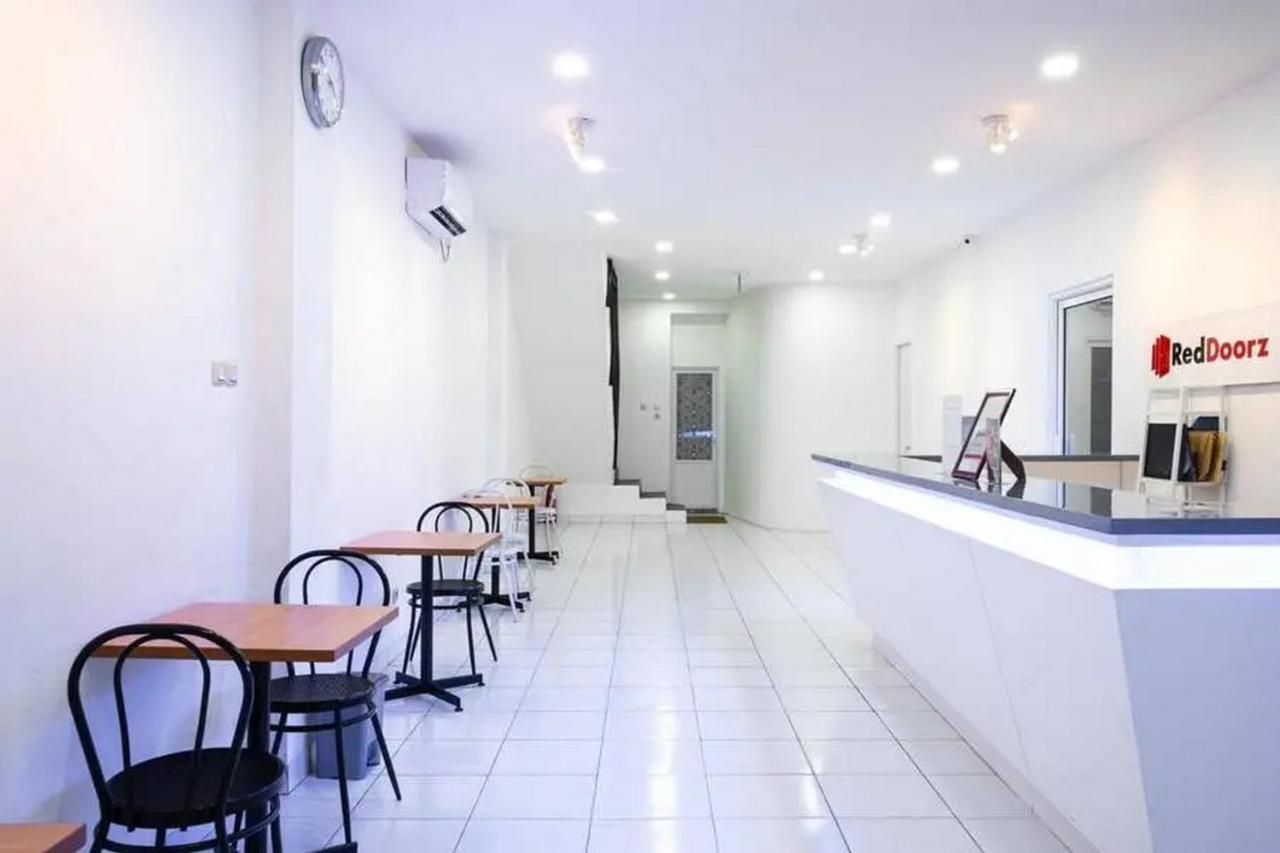 Hotel Reddoorz Near Taman Puring 2*