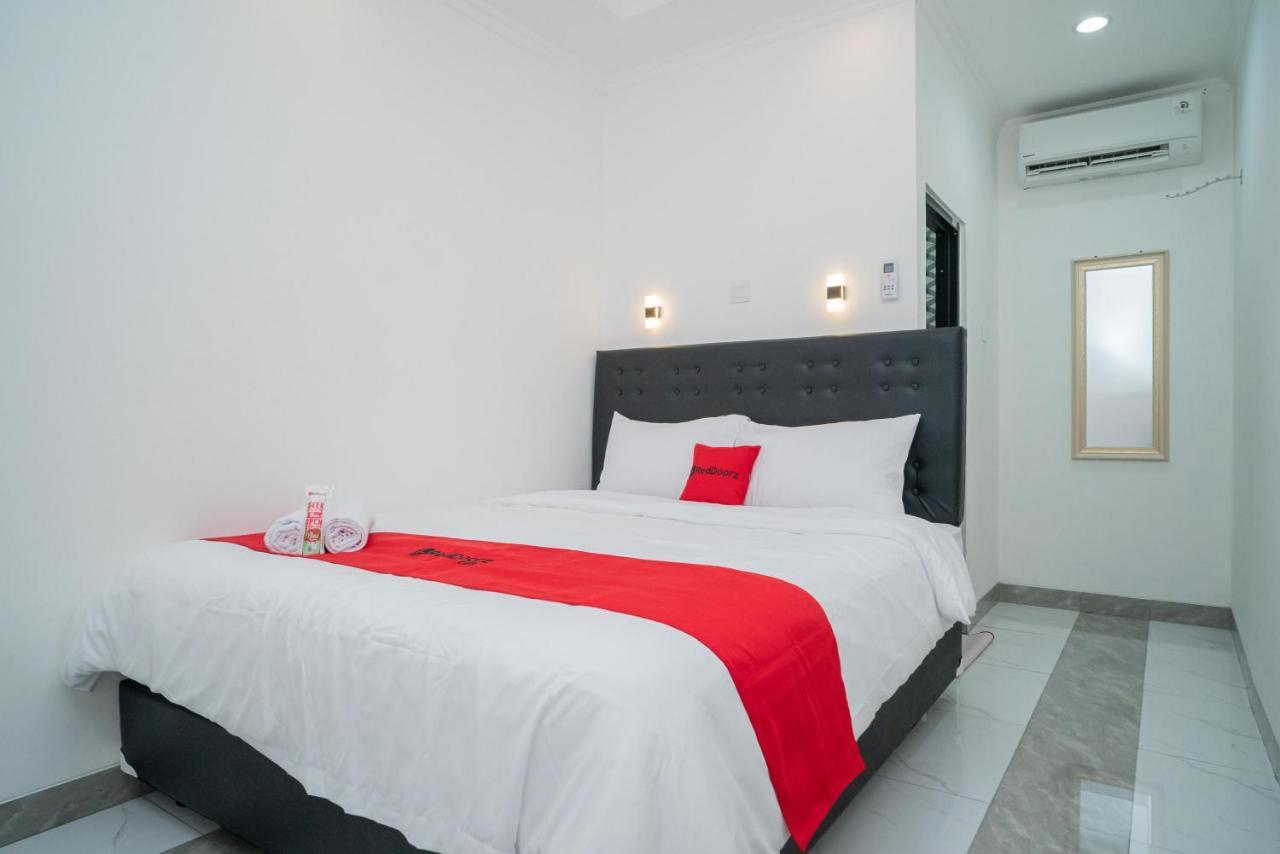 Hotel Reddoorz Near Stasiun Senen
