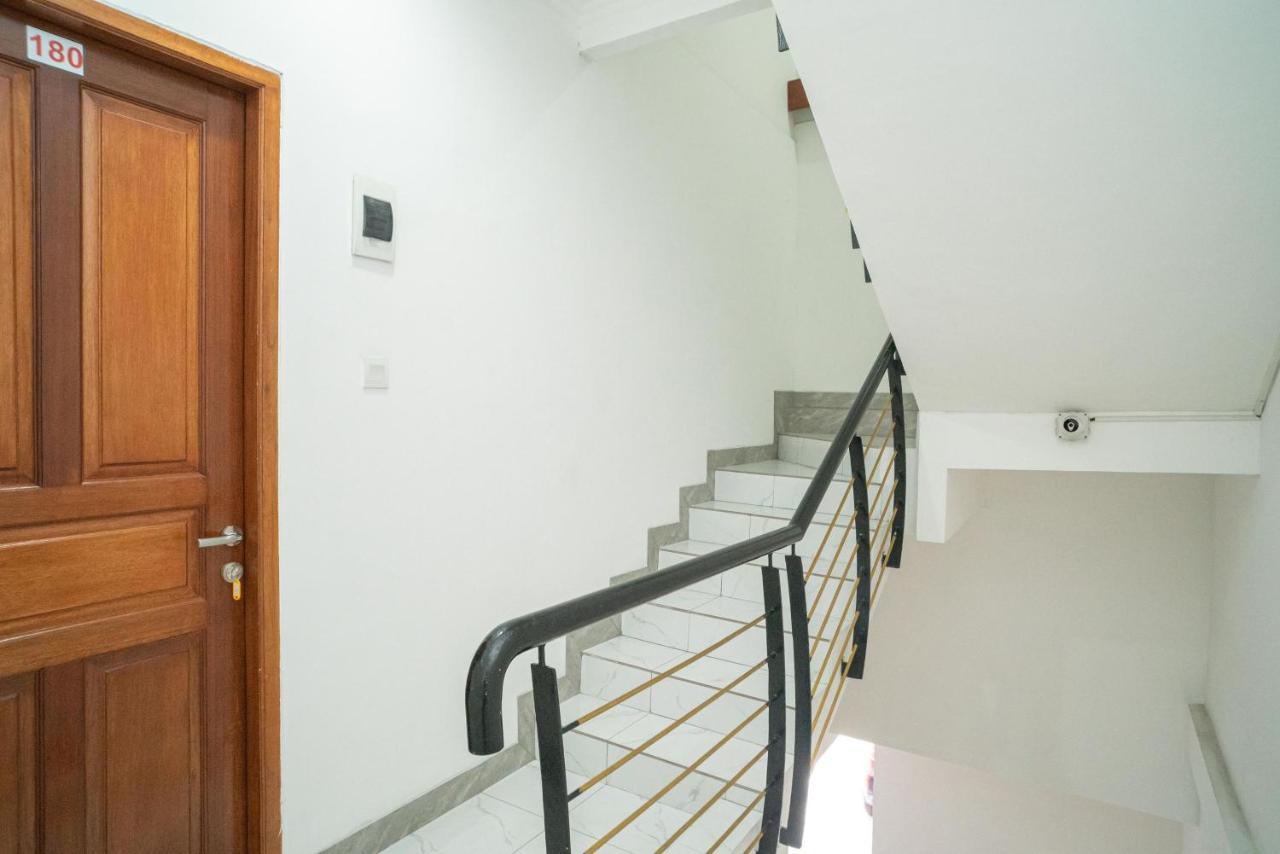 Reddoorz Near Stasiun Senen Hotel