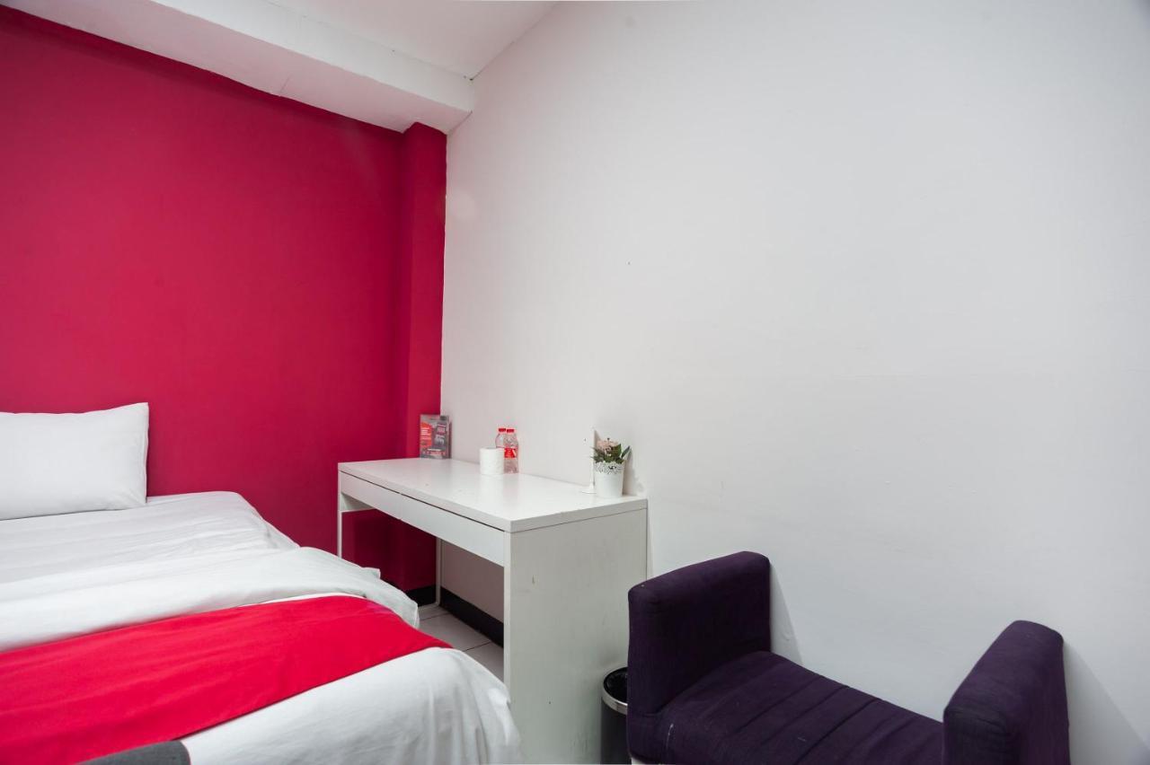 Guest house Reddoorz Near Mall Kelapa Gading Jakarta