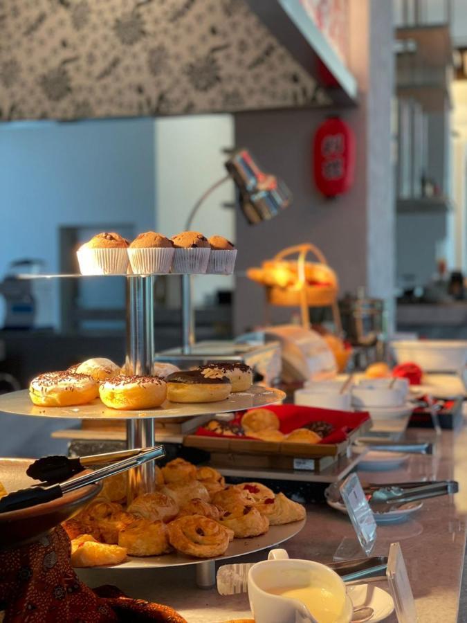 Khách sạn hẻo lánh Ra Simatupang 5*