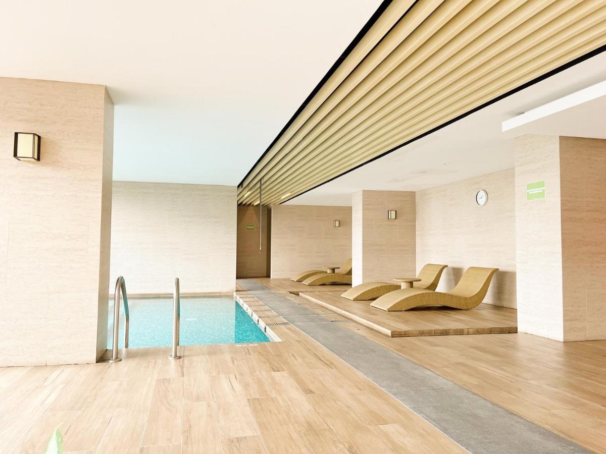 Gold Coast Sea View By Rentrooms Appartement Jakarta