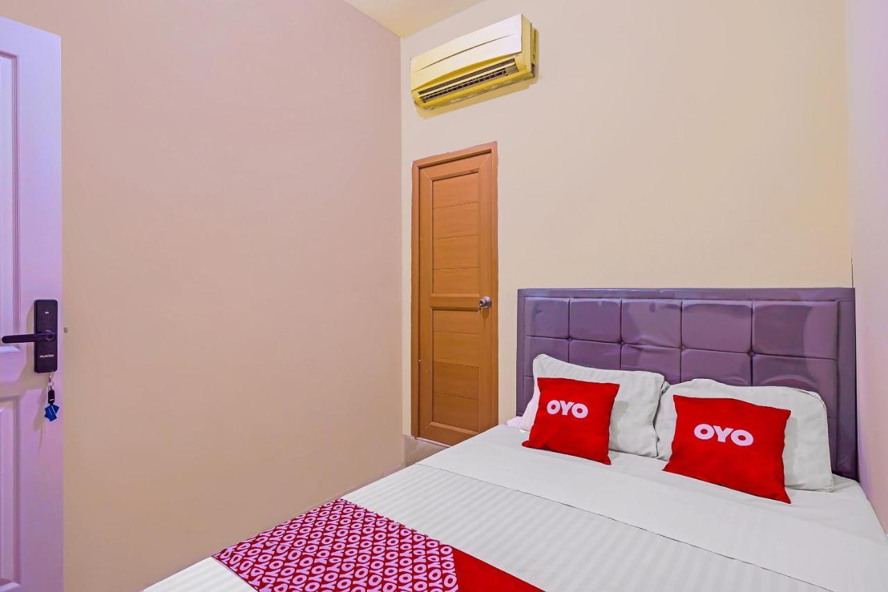 Oyo 92687 Alnindo Makaliwe Hotel 2*