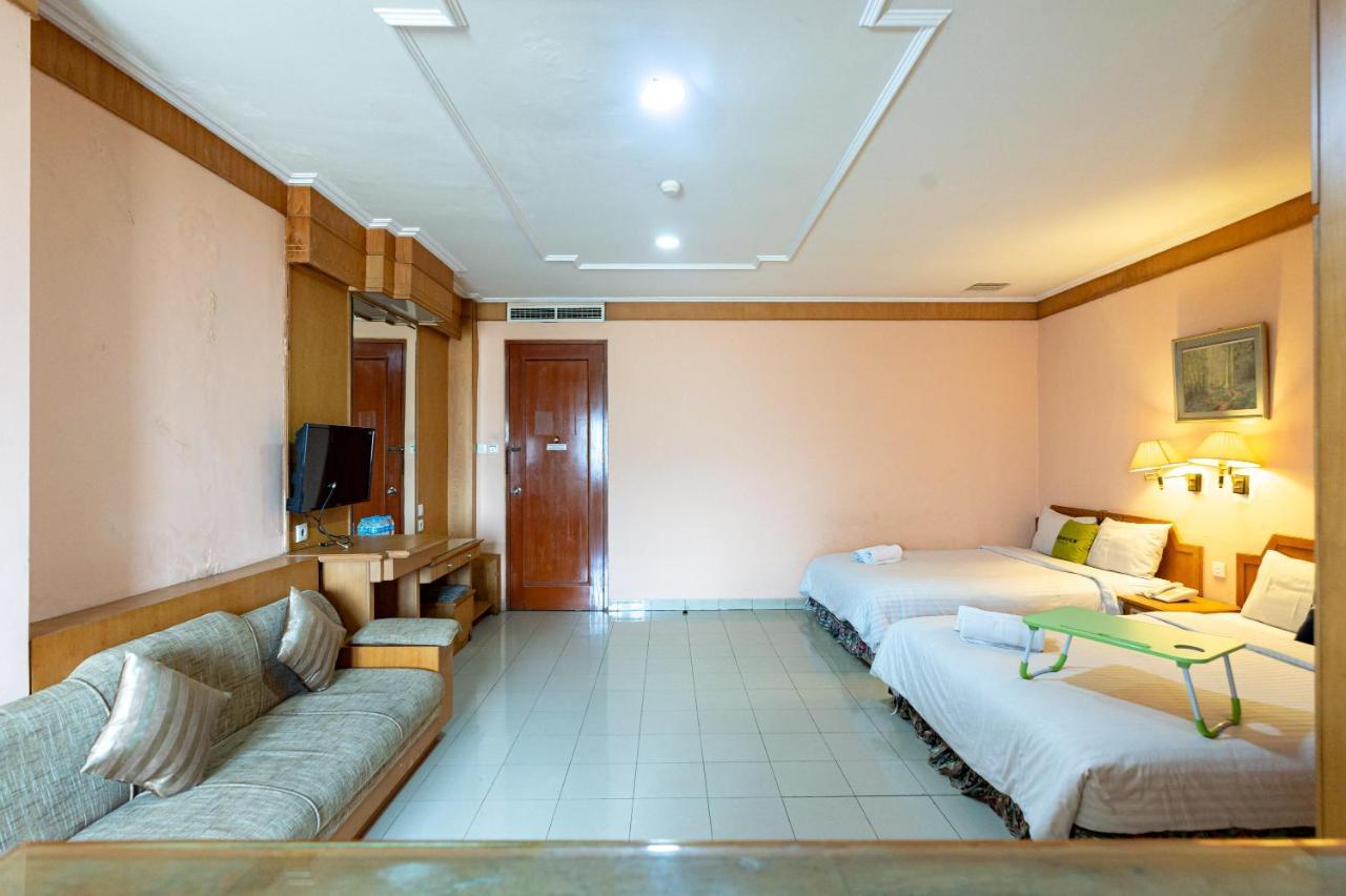 Urbanview P Asemka Hotel