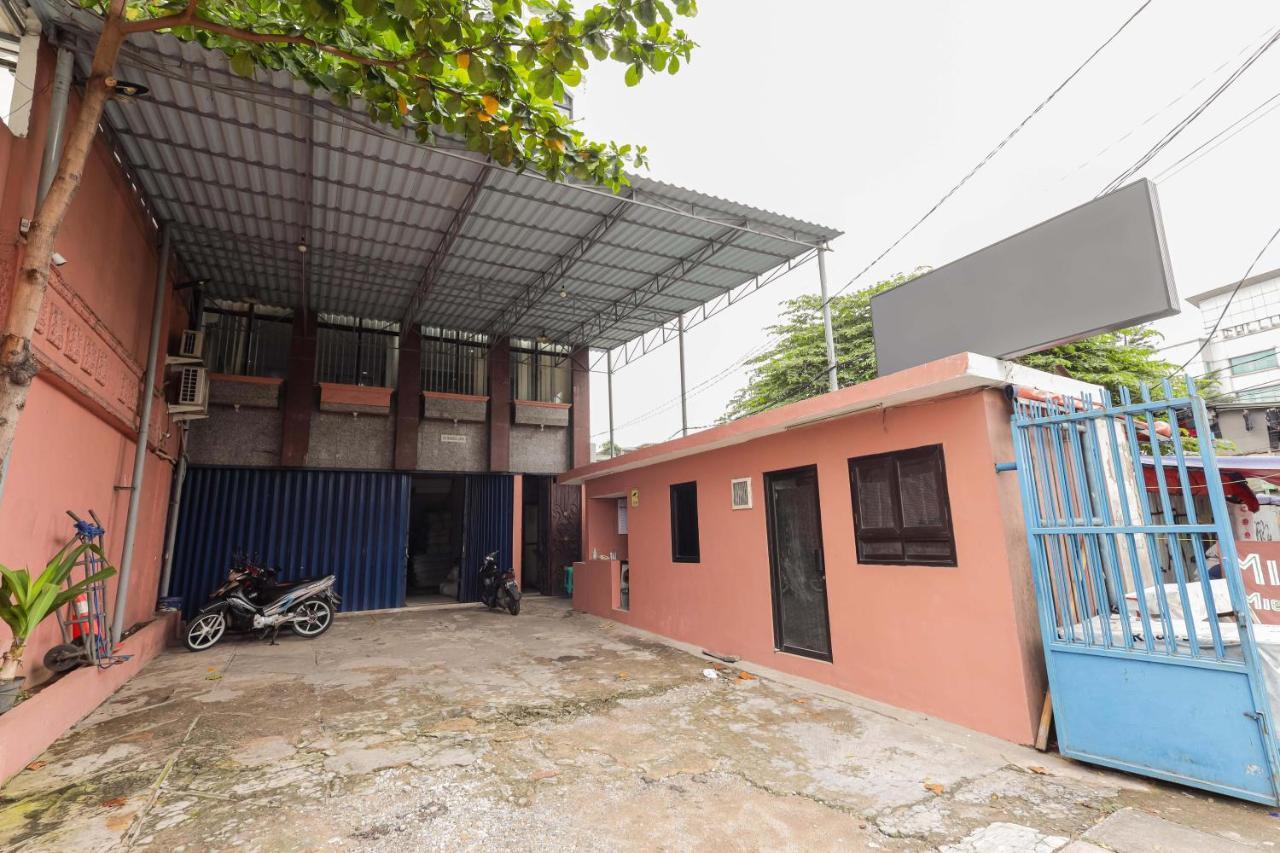 Hotel Reddoorz Syariah Near Stasiun Karet 2*