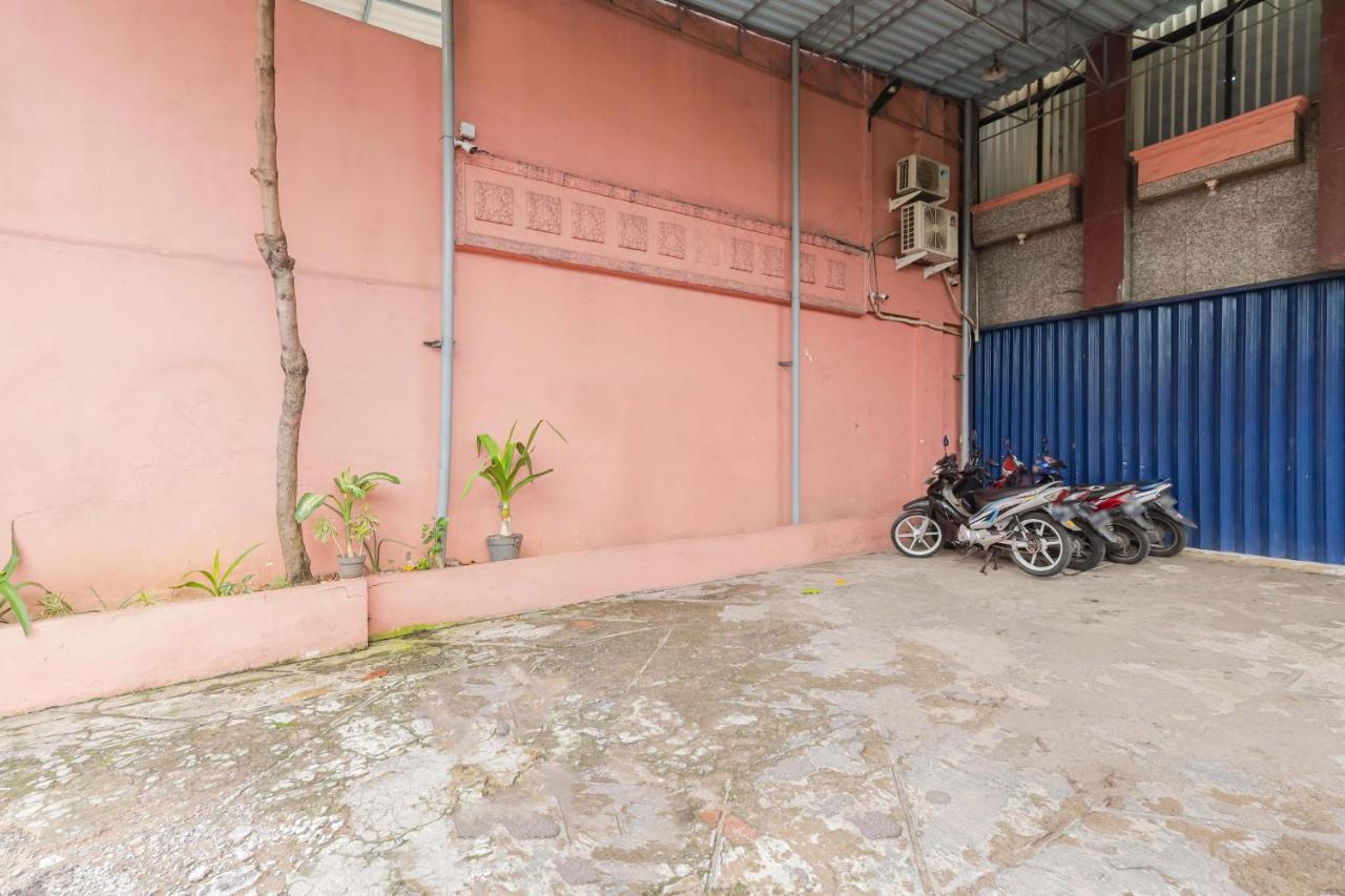 Hotel Reddoorz Syariah Near Stasiun Karet 2*