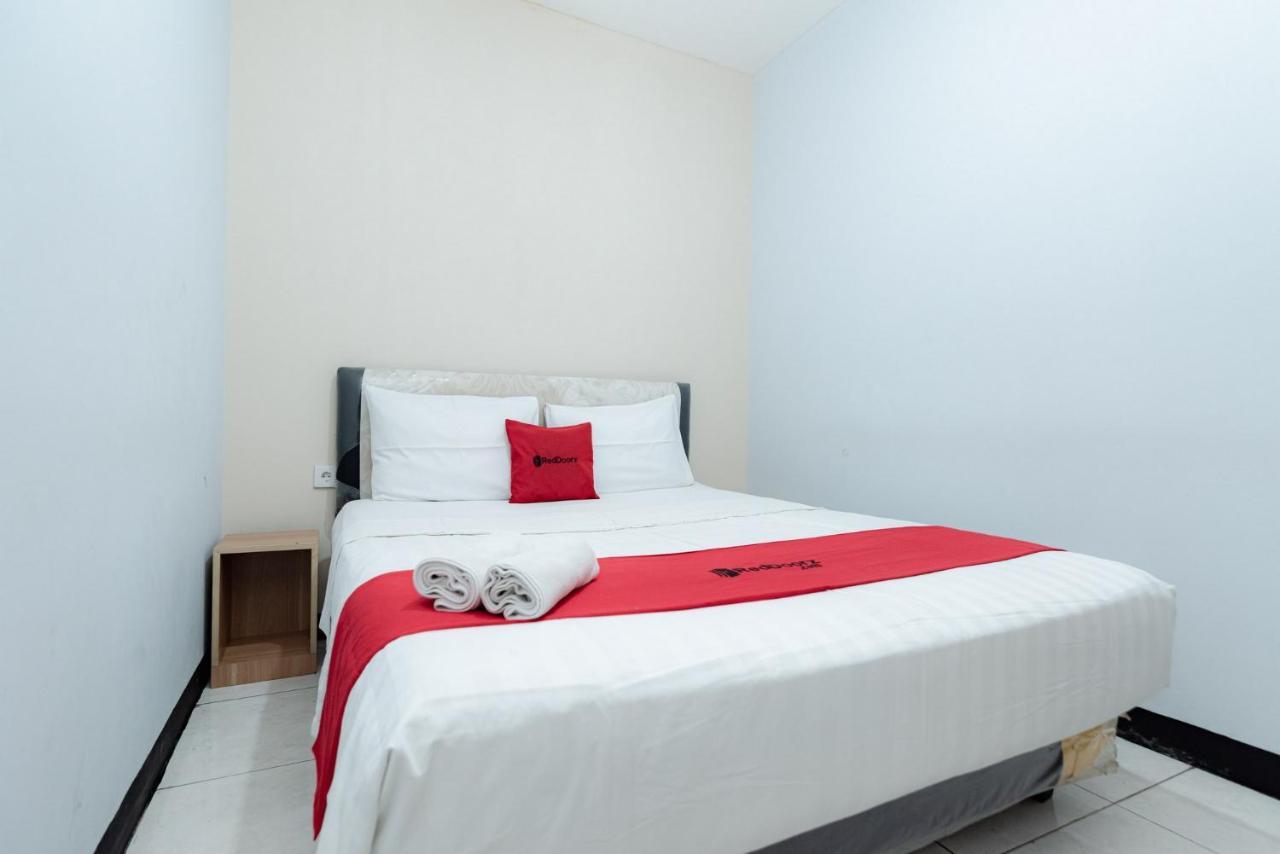 Hotel Reddoorz Near Puri Indah Lippo Mall 2 2*