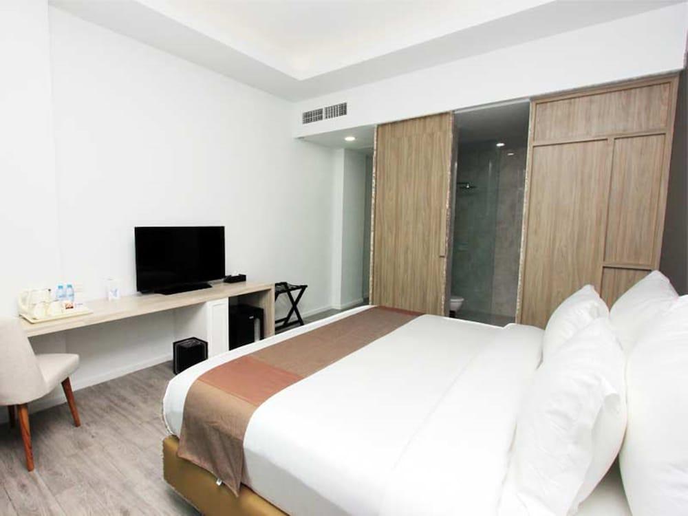 Hotel Sparks Life Jakarta, Artotel Curated