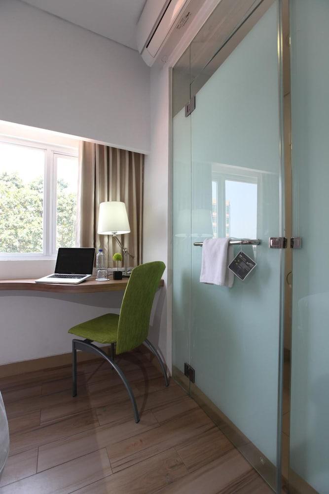 Hotel Whiz Cikini Jakarta