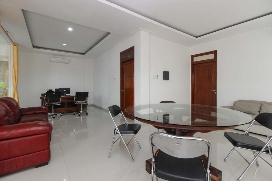 Reddoorz Premium Near Stasiun Lenteng Agung Jakarta