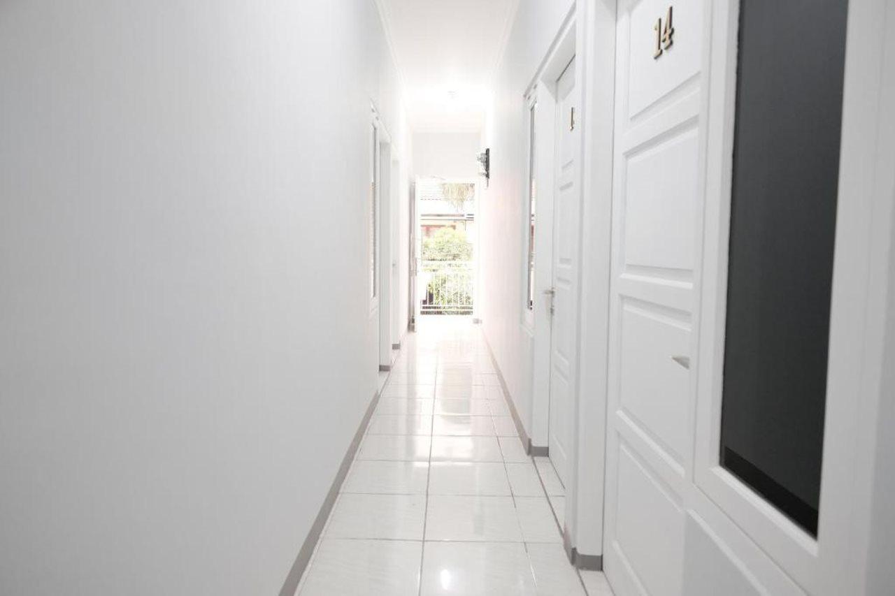 Reddoorz Syariah Near Siloam Hospital Kebon Jeruk 2*