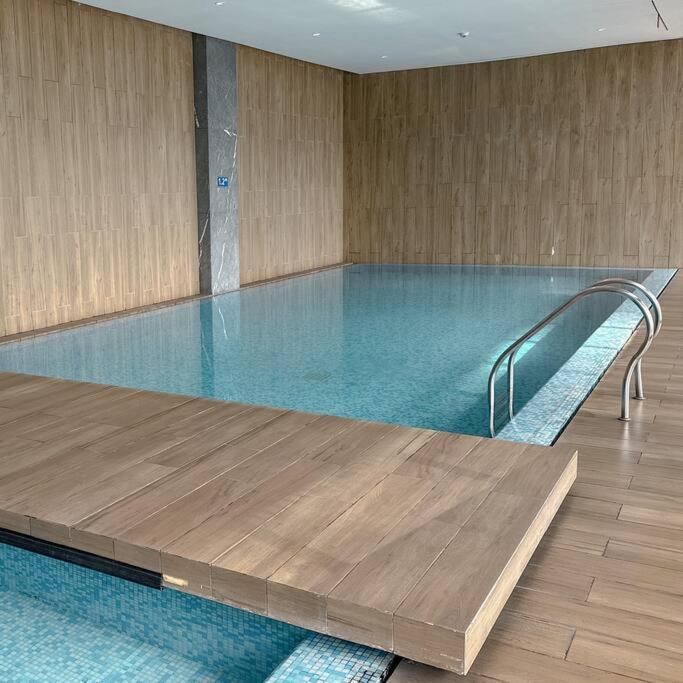 Studio, West Oasis, Netflix, Pool, Mall *