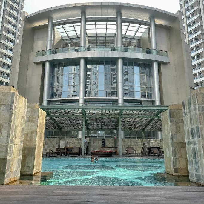 Studio, West Oasis, Netflix, Pool, Mall