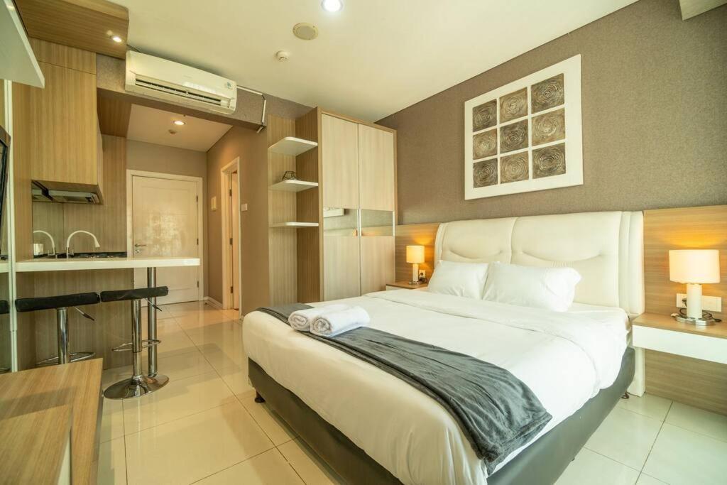 Apartment Bright & Stylish In Jakarta, Scbd *