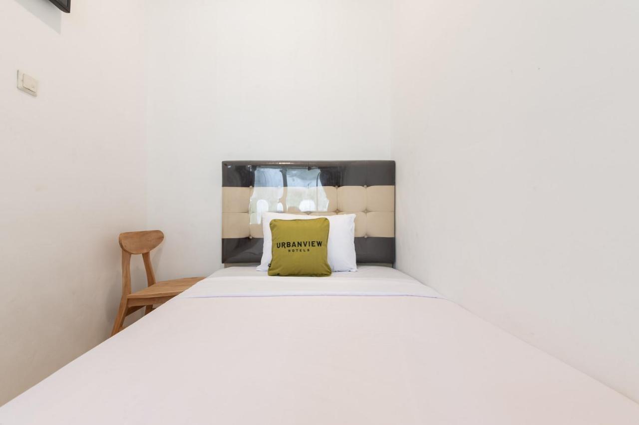 Urbanview De Breeze Kemang By Reddoorz Hotel