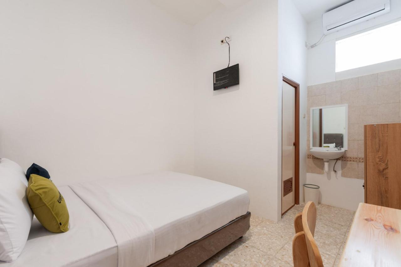 Urbanview De Breeze Kemang By Reddoorz Hotel 3*