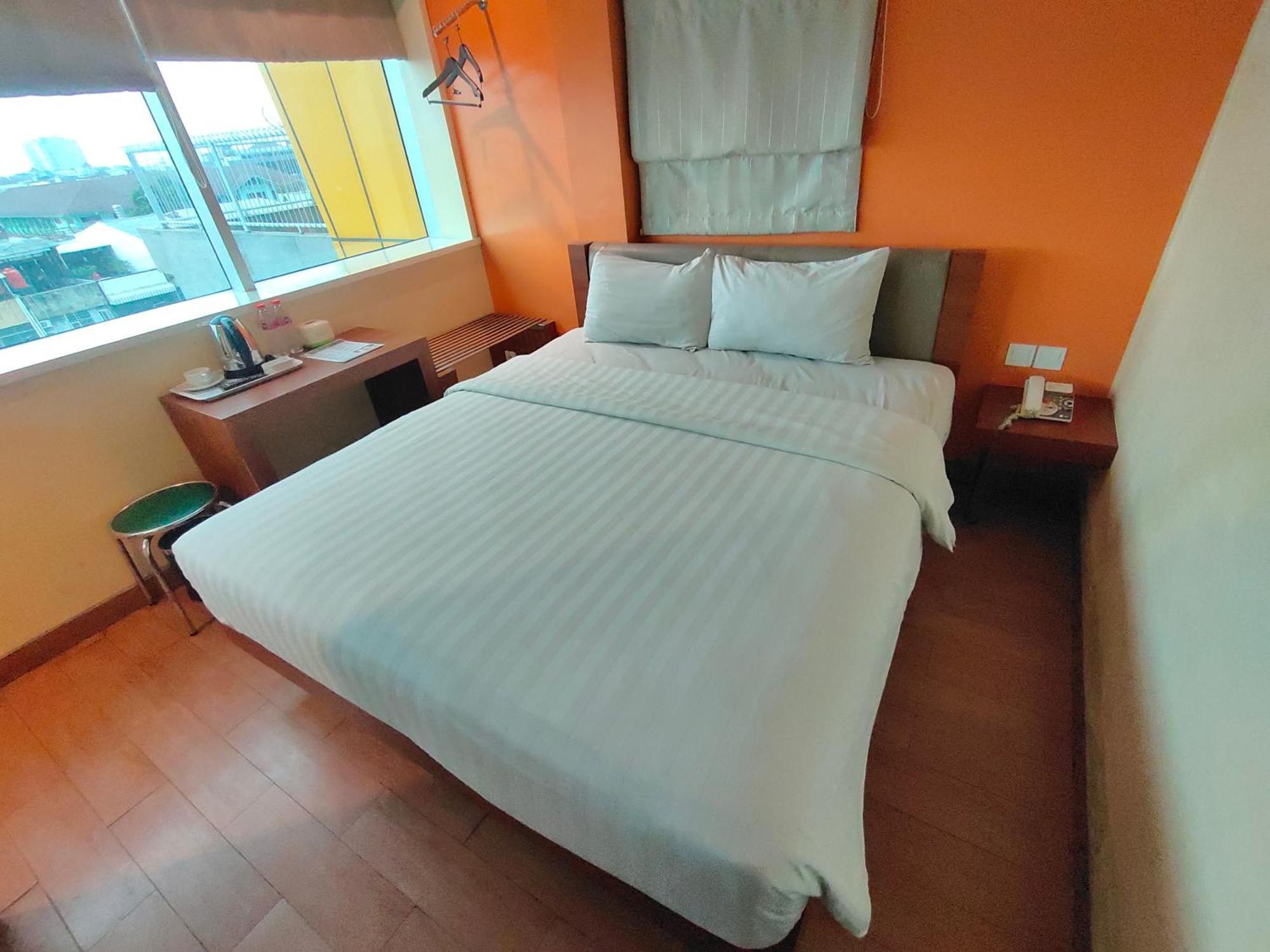World - Bandengan Hotel 2*