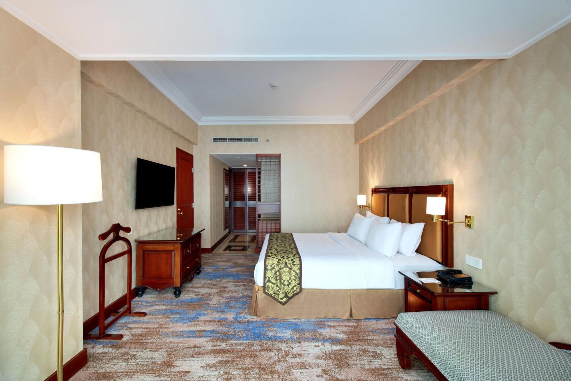 Lumire & Convention Centre Hotel 4*