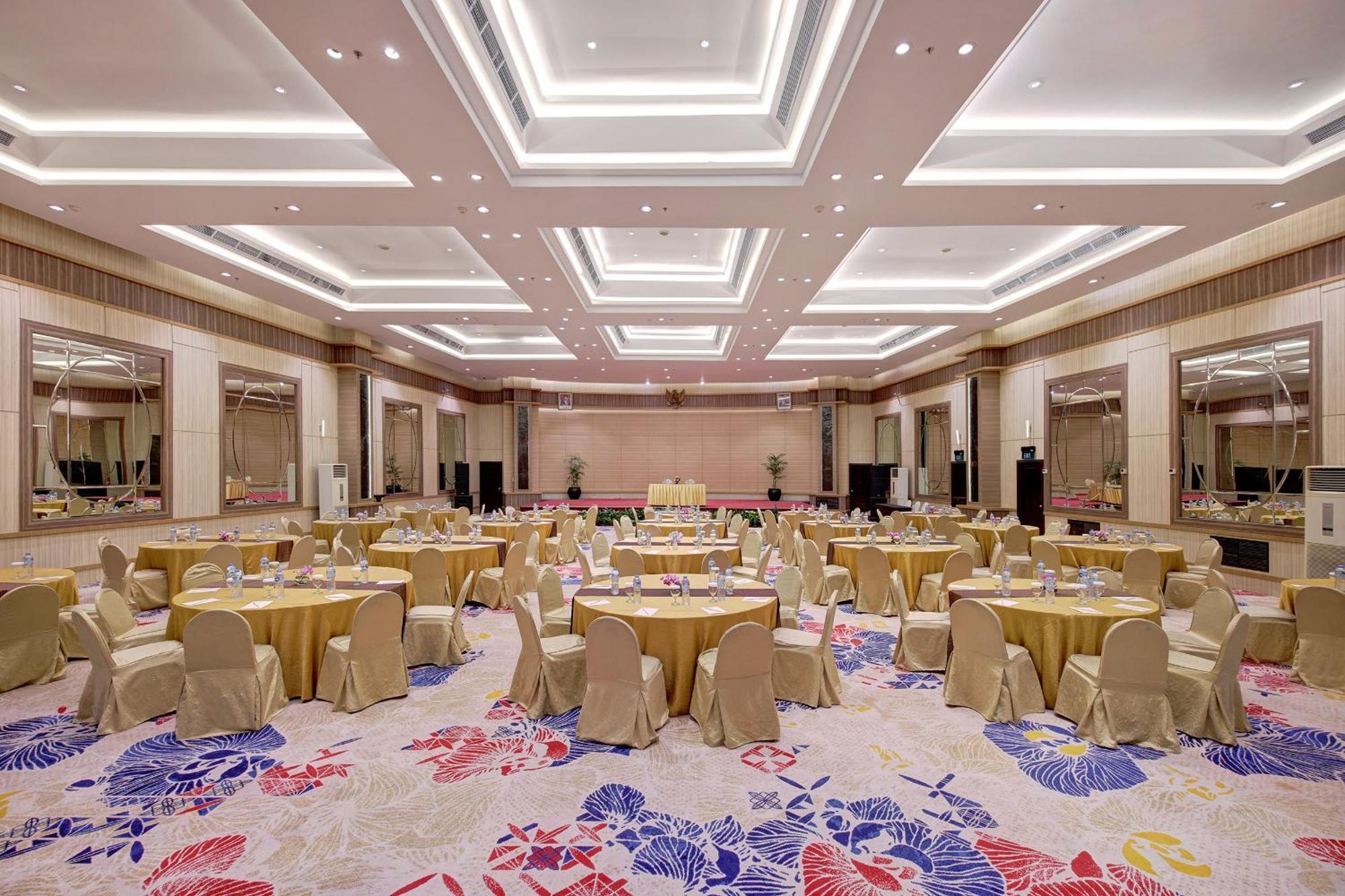 Lumire & Convention Centre 4*