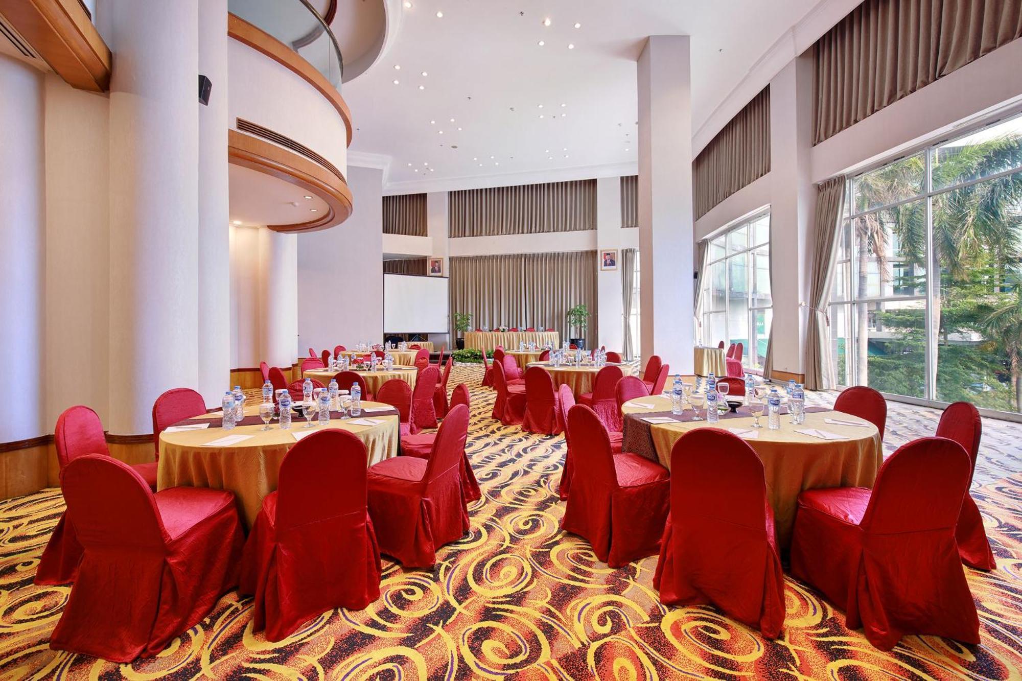 Lumire & Convention Centre Hotel 4*