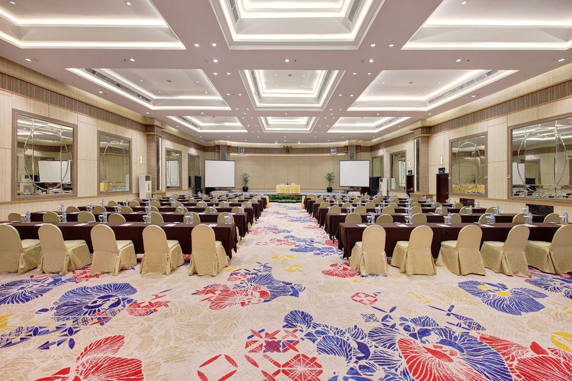 Lumire & Convention Centre 4*