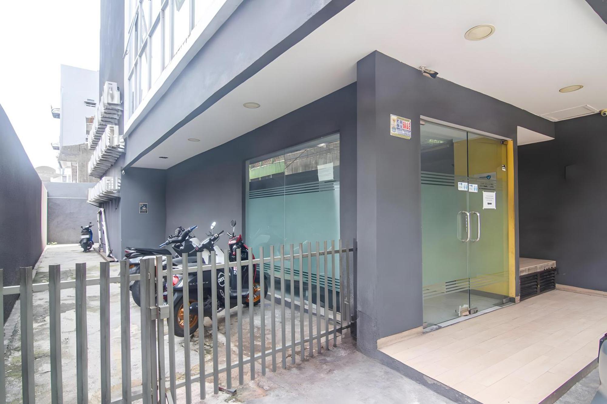 Hotel Super Oyo Cideng Timur Near Monas Jakarta