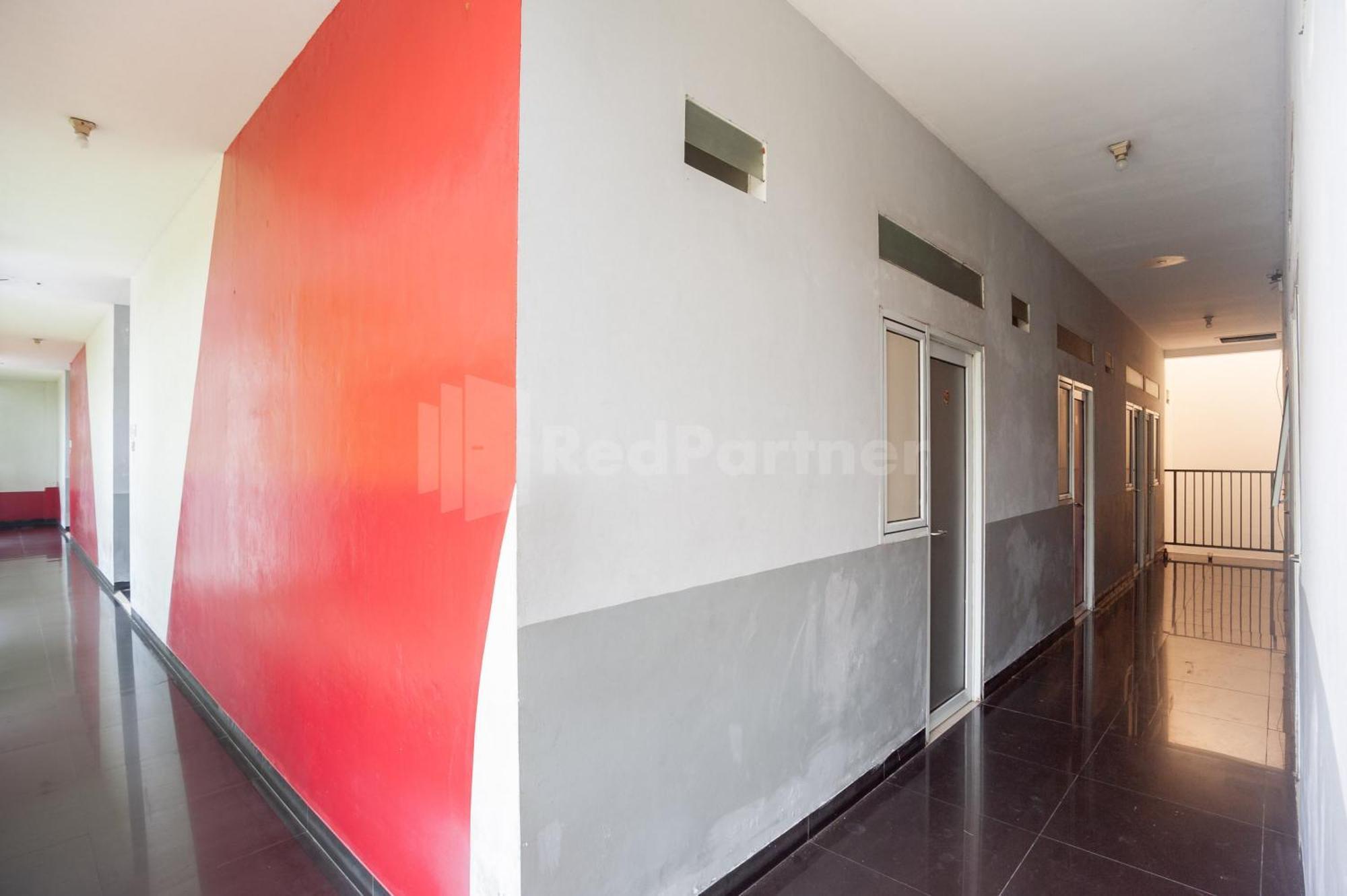 J&b Utan Kayu Mitra Reddoorz