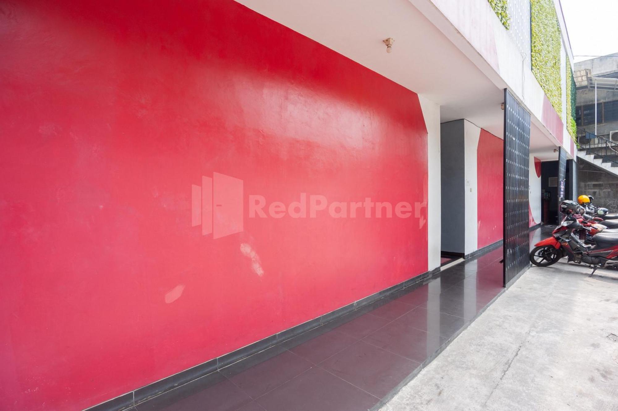 J&b Utan Kayu Mitra Reddoorz Jakarta