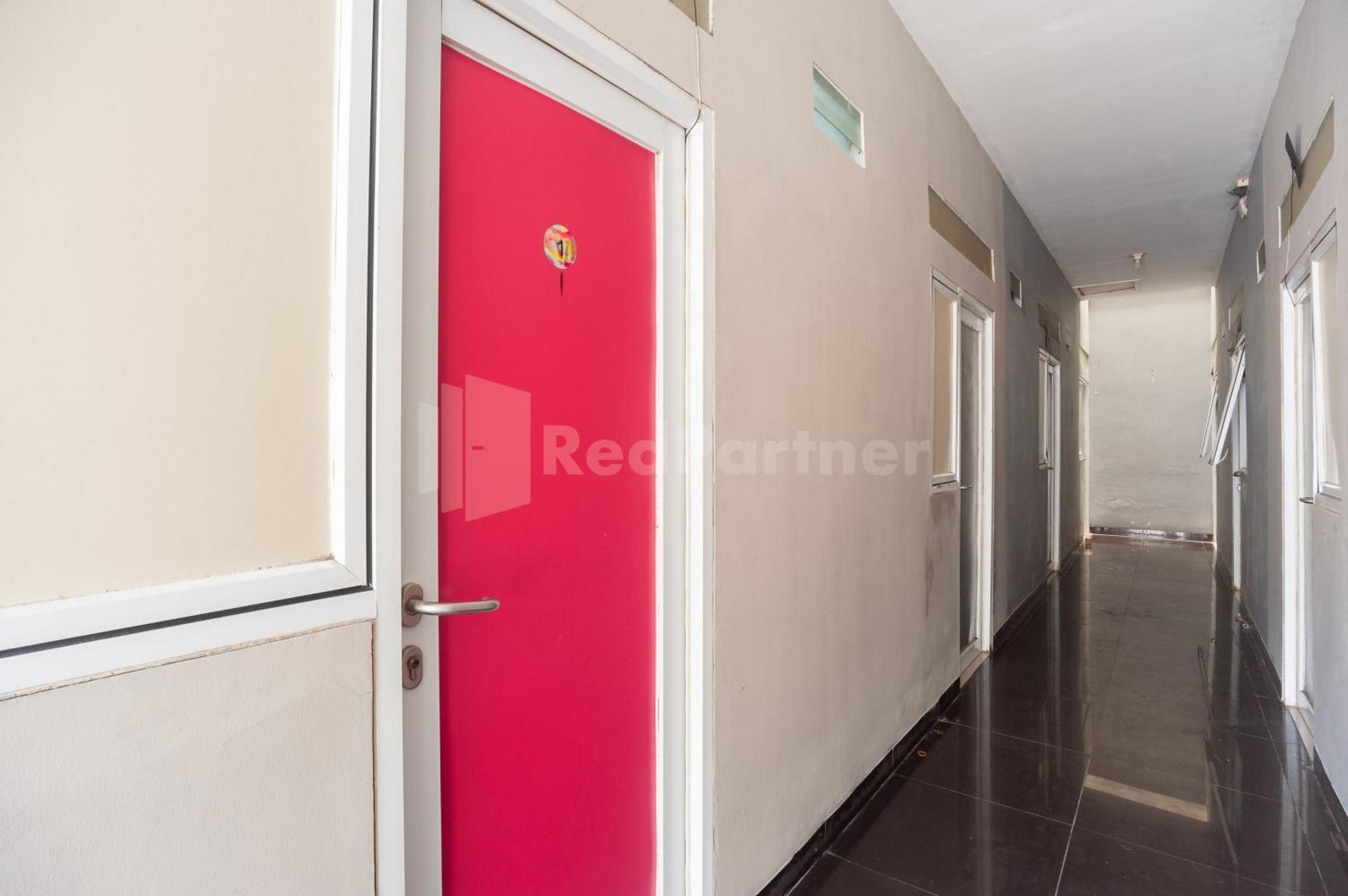 Hotel J&b Utan Kayu Mitra Reddoorz 2*