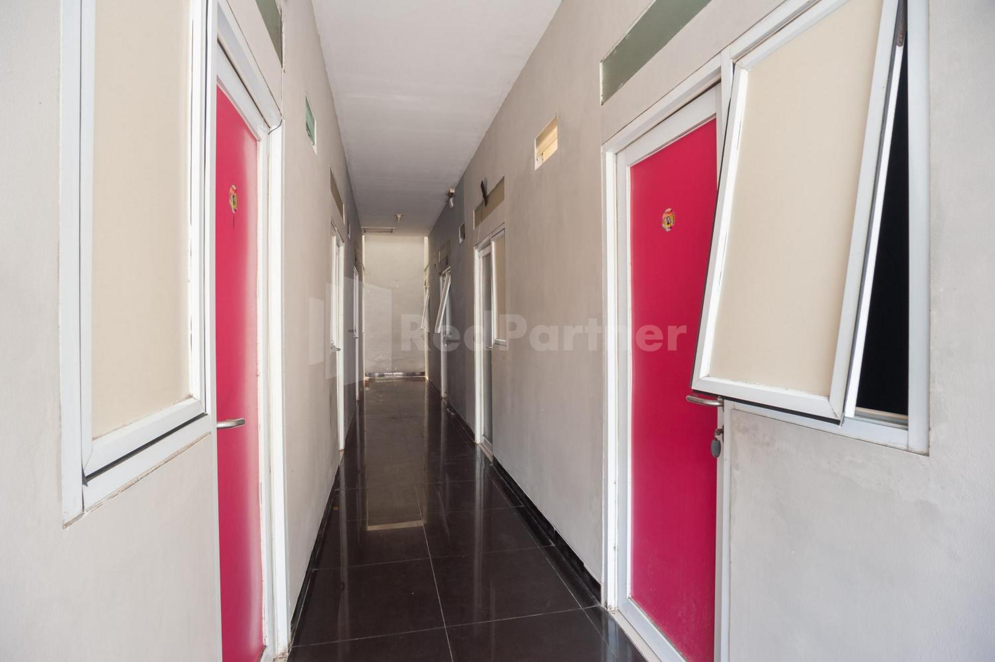 Hotel J&b Utan Kayu Mitra Reddoorz Jakarta