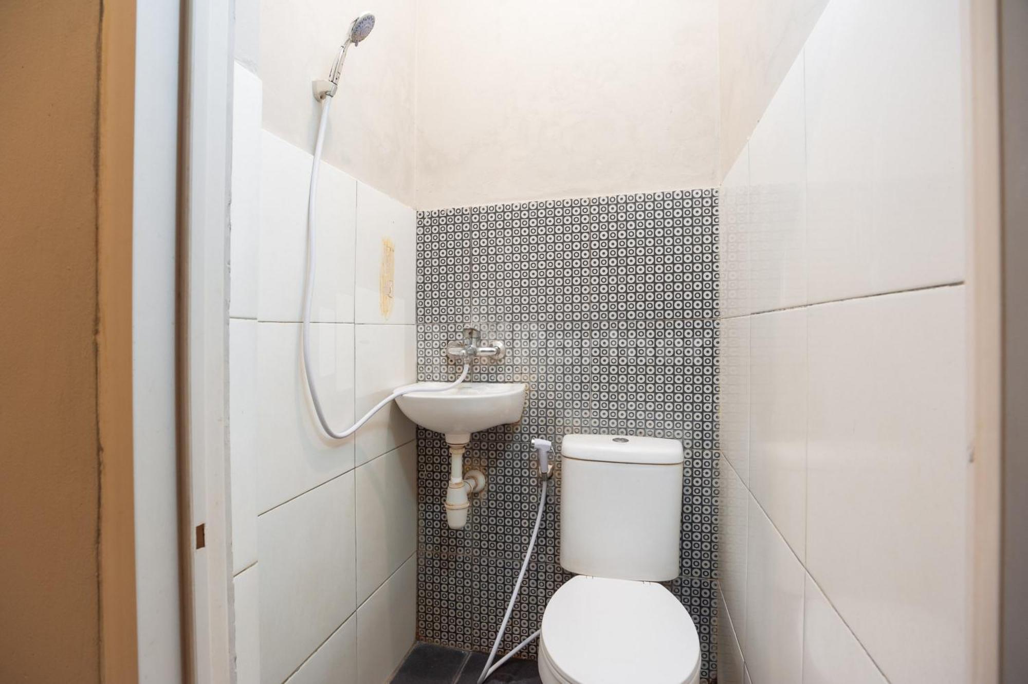 Hotel J&b Utan Kayu Mitra Reddoorz 2*