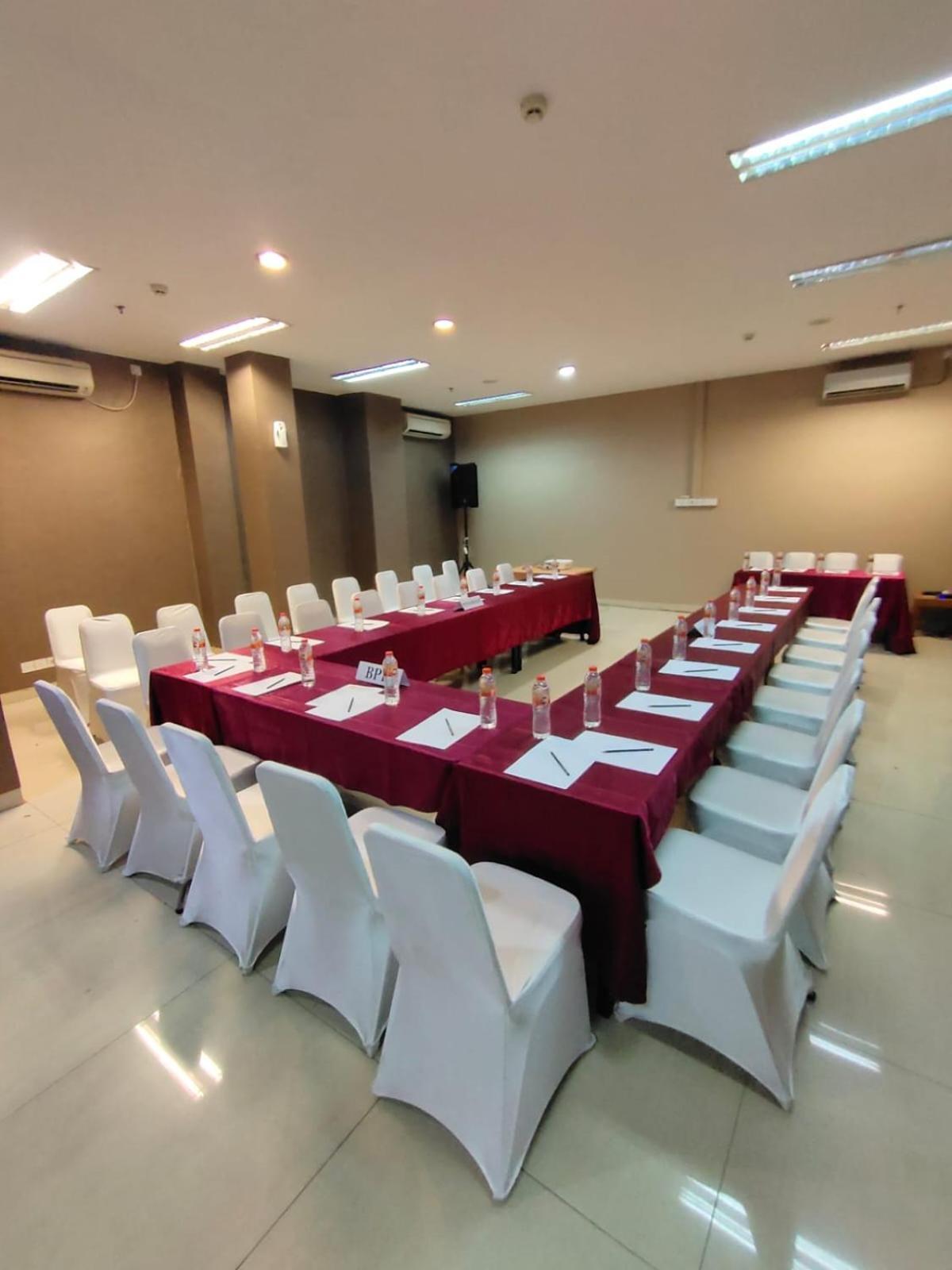 World - Bandengan Hotel 2*