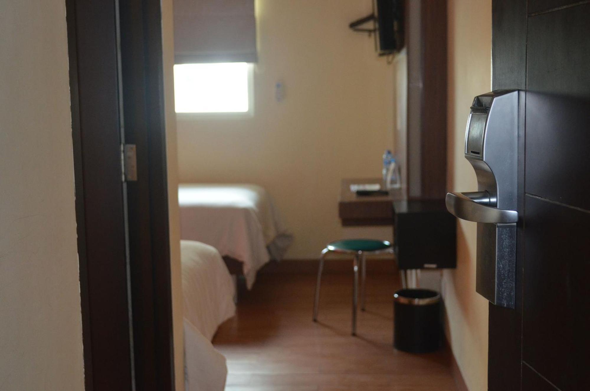 World - Bandengan Hotel