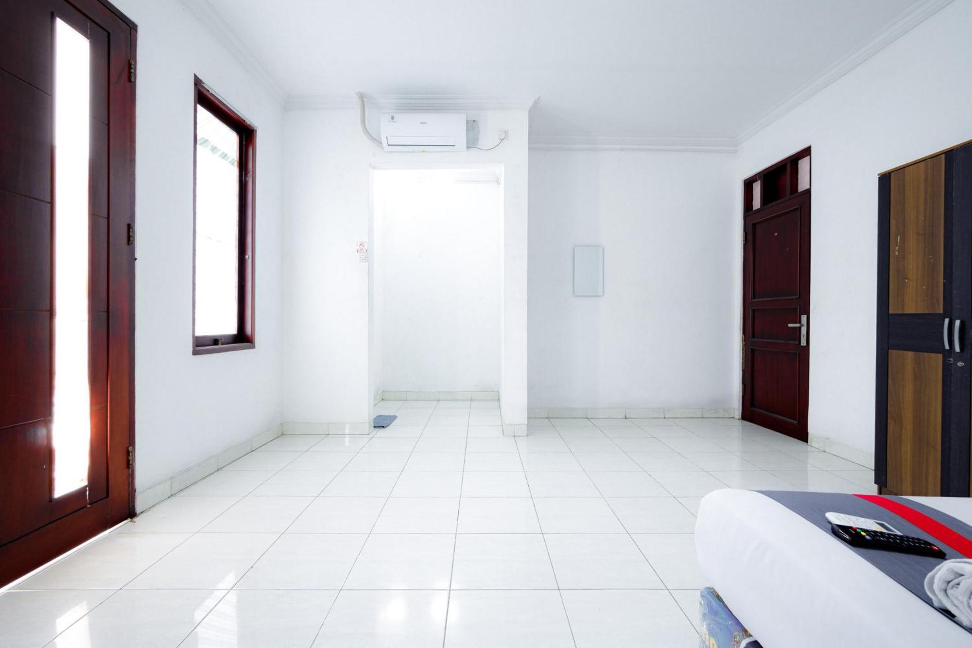 J&b Tomang Mitra Reddoorz Hotel 2*