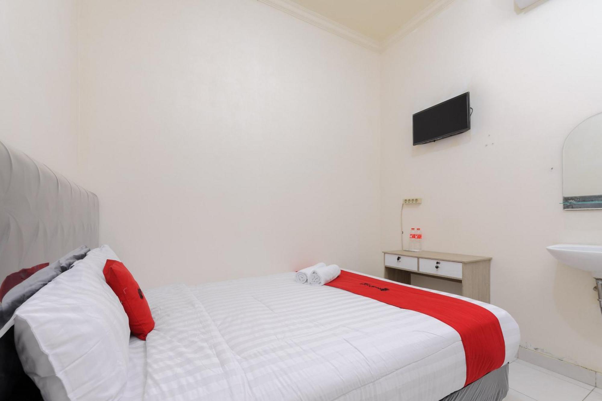 Reddoorz At Meruya Utara Guest house