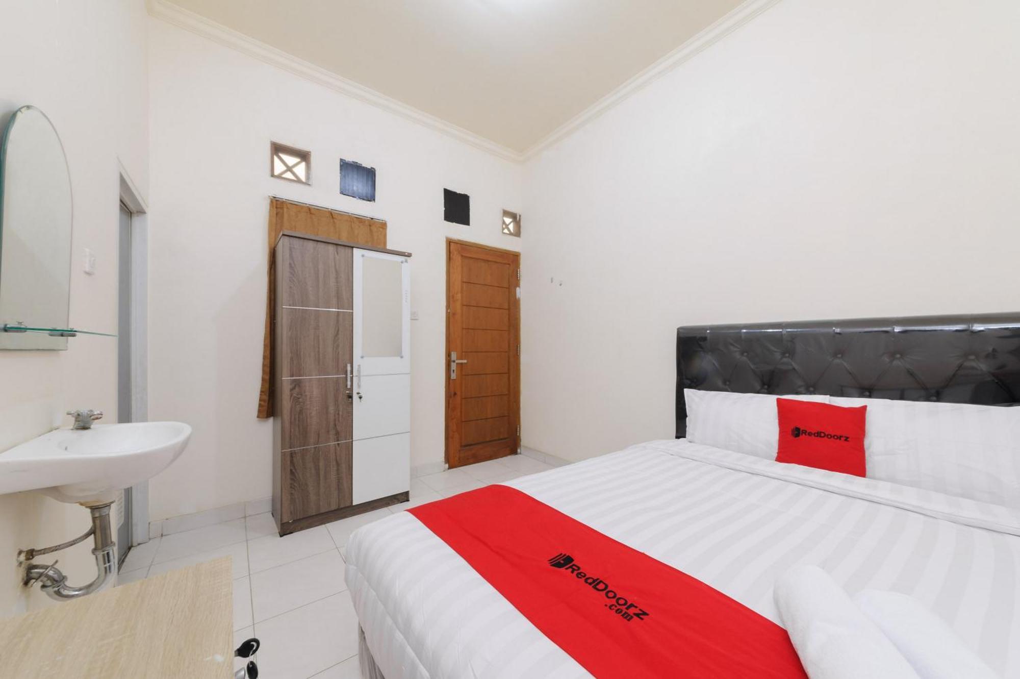 Guest house Reddoorz At Meruya Utara *