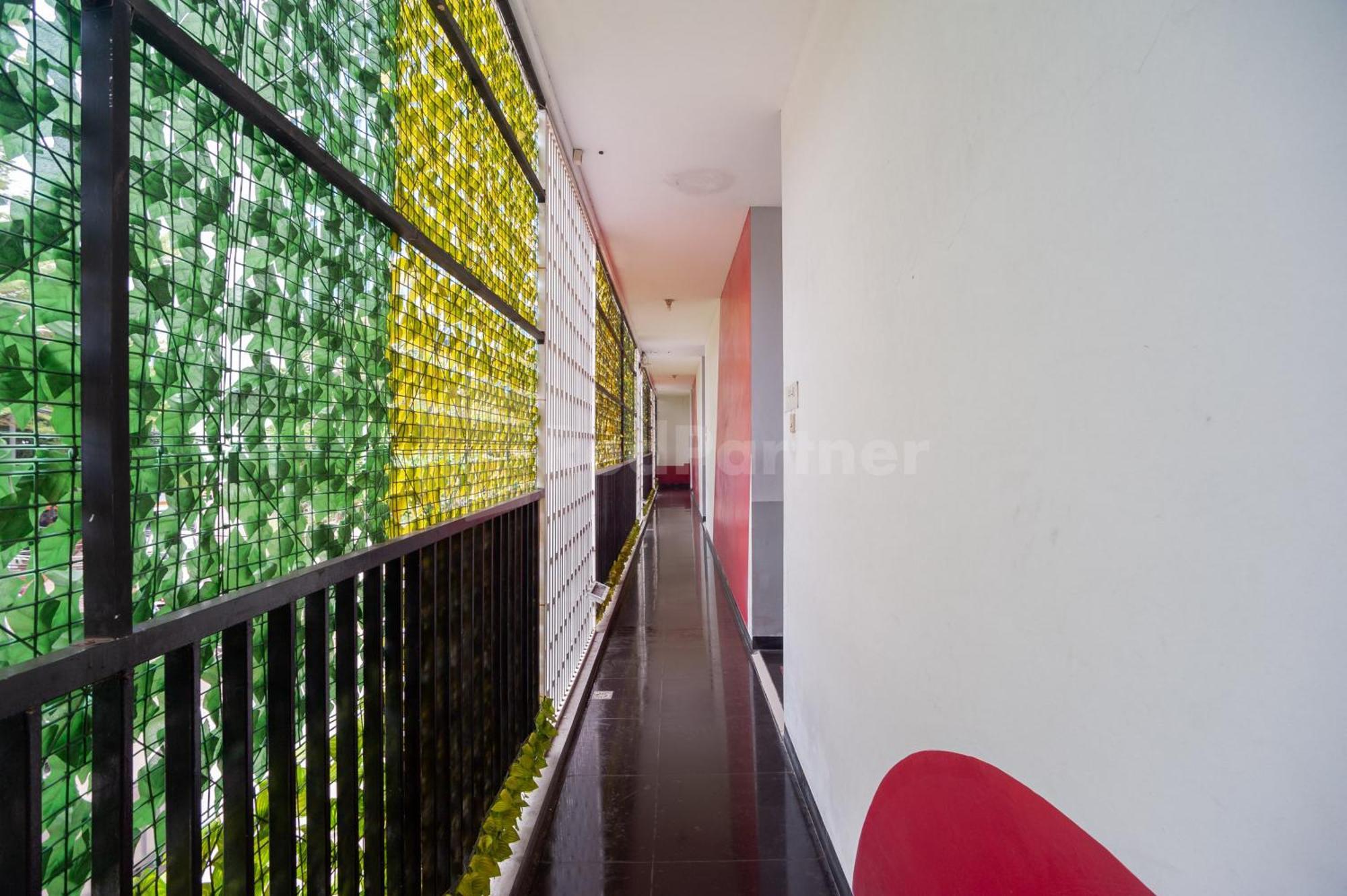 Hotel J&b Utan Kayu Mitra Reddoorz 2*