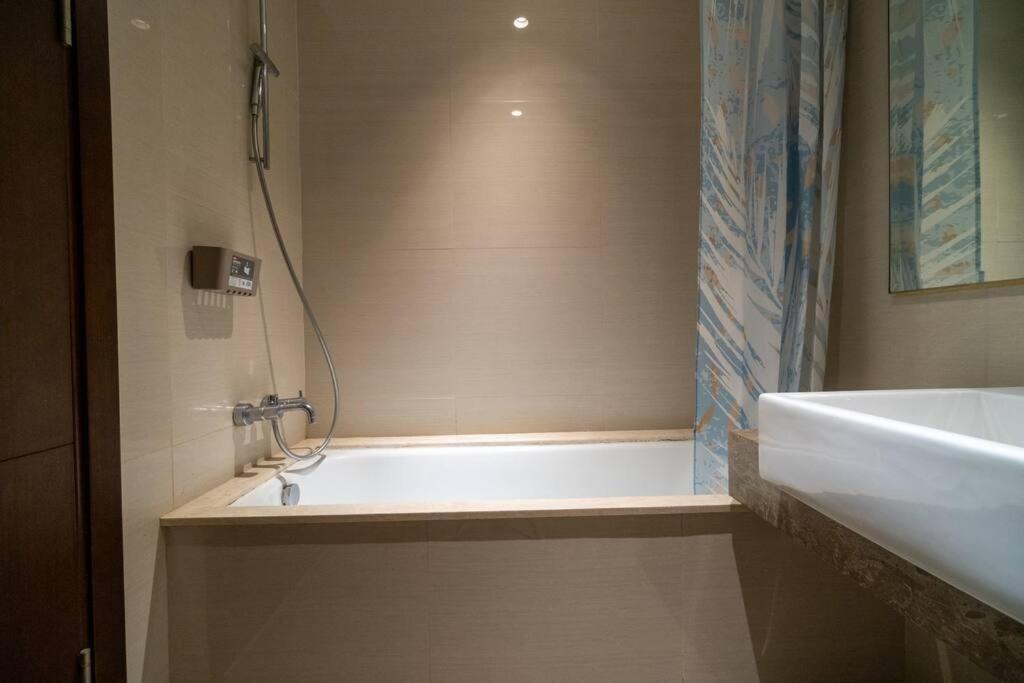 Luxury & Bright 2br Chianti Tower Mall Access *