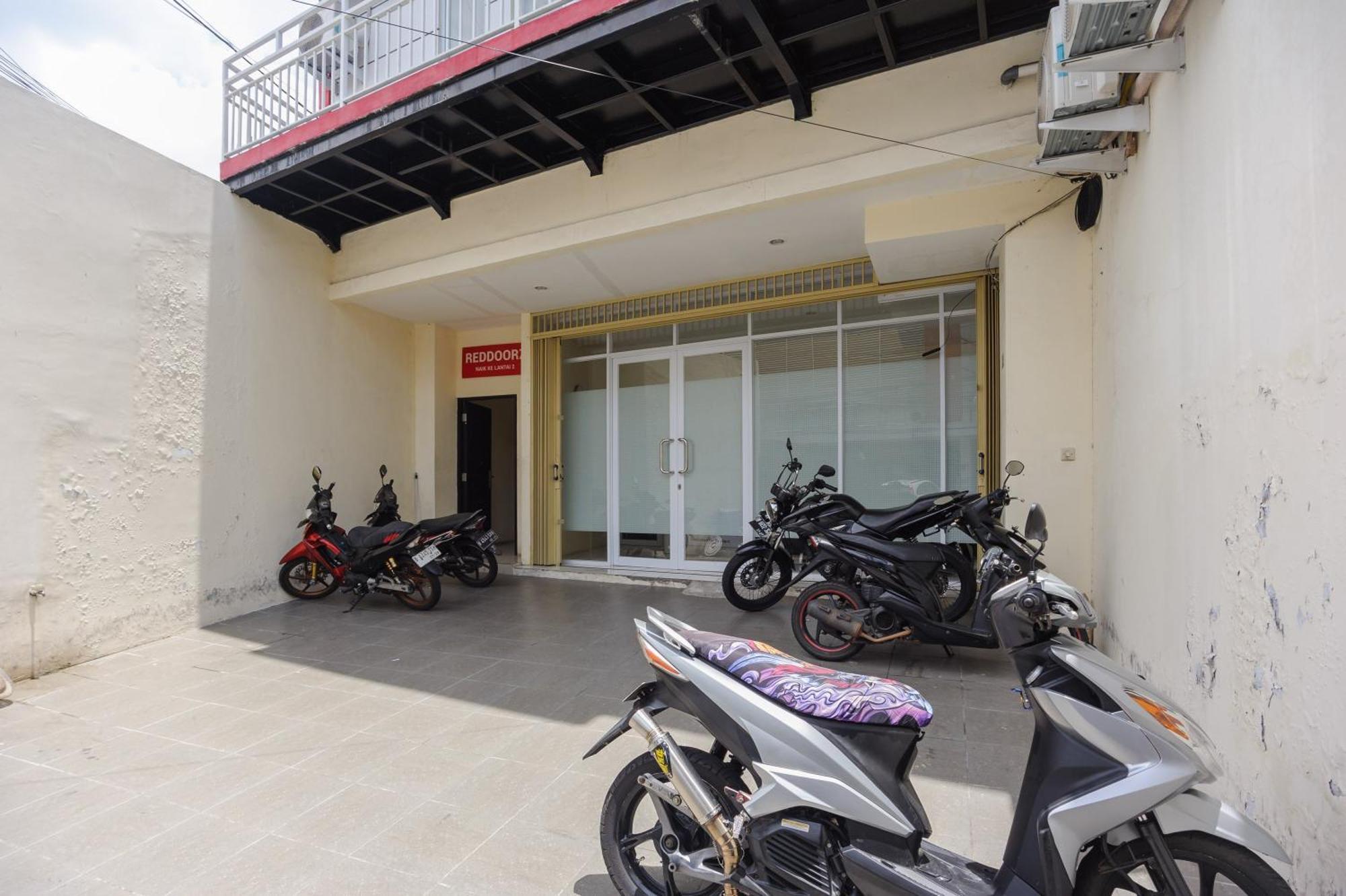 Hotel Reddoorz @ Kemanggisan Raya Jacarta