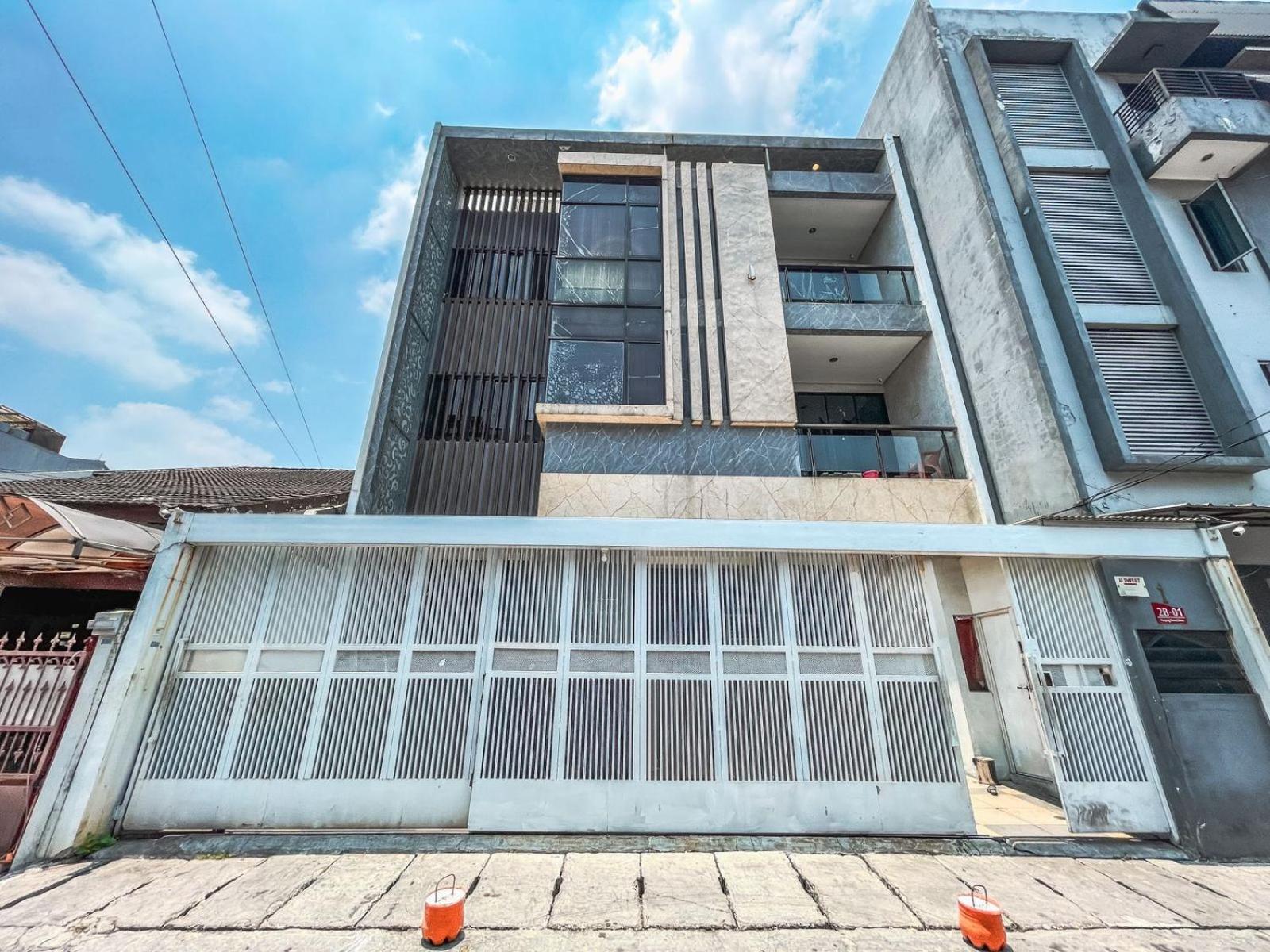 Beranda Istirahat Grogol Hostel *