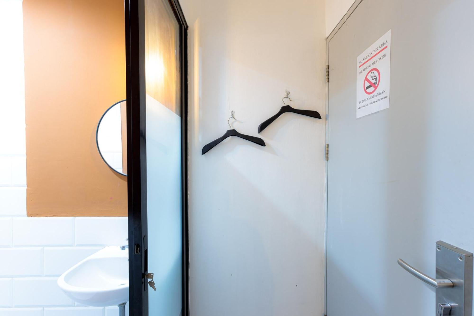 Hotel Reddoorz Near Mangga Dua Mall