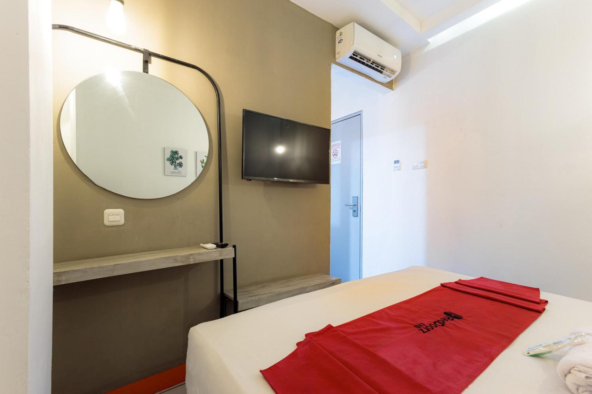 Hotel Reddoorz Near Mangga Dua Mall *