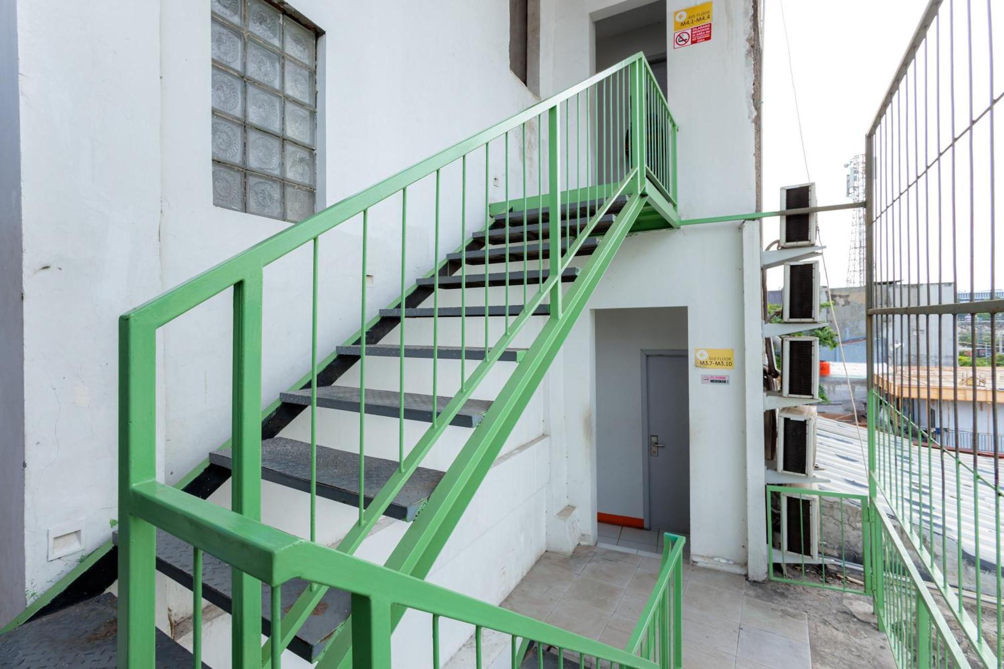 Reddoorz Near Mangga Dua Mall Hotel