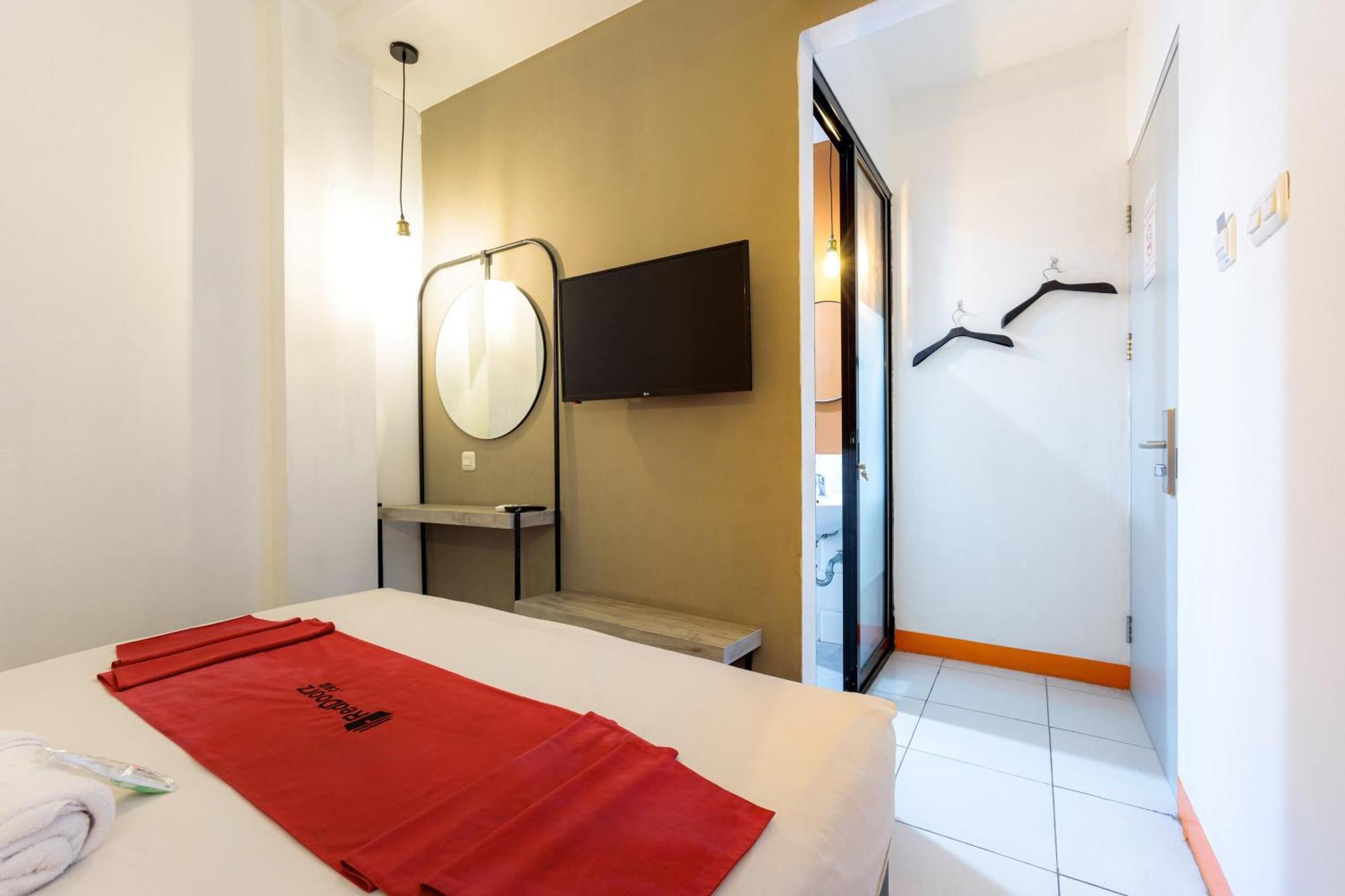 Reddoorz Near Mangga Dua Mall Hotel