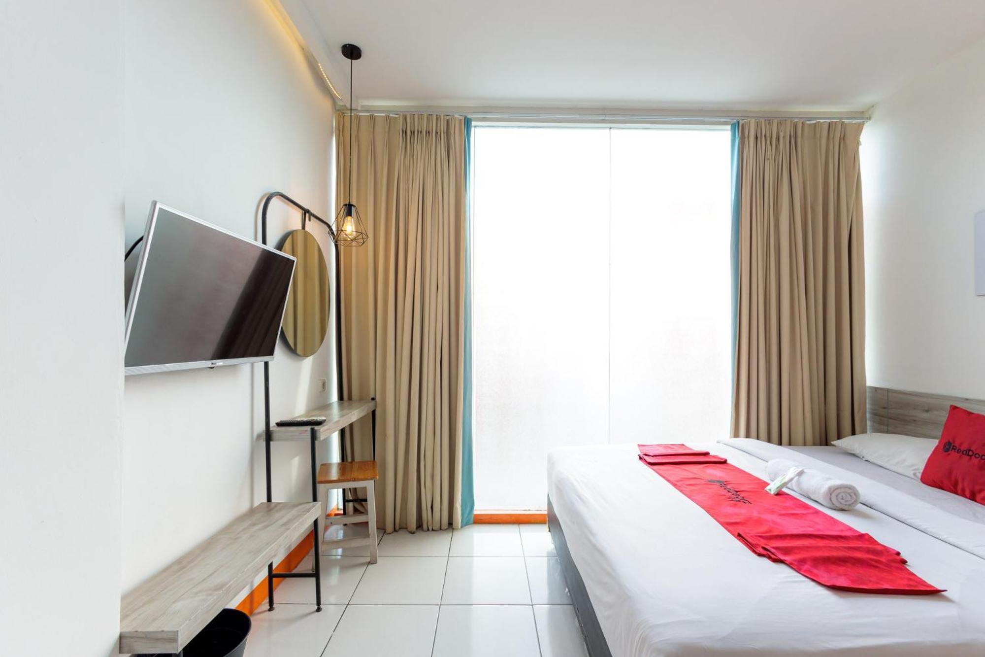 Reddoorz Near Mangga Dua Mall *